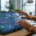 Mains sur une tablette montrant des maquettes de conception web et des visuels IA. Espace de travail moderne, humain-IA