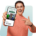 Un praticien heureux qui montre son site internet sur un téléphone mobile