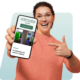 Un praticien heureux qui montre son site internet sur un téléphone mobile